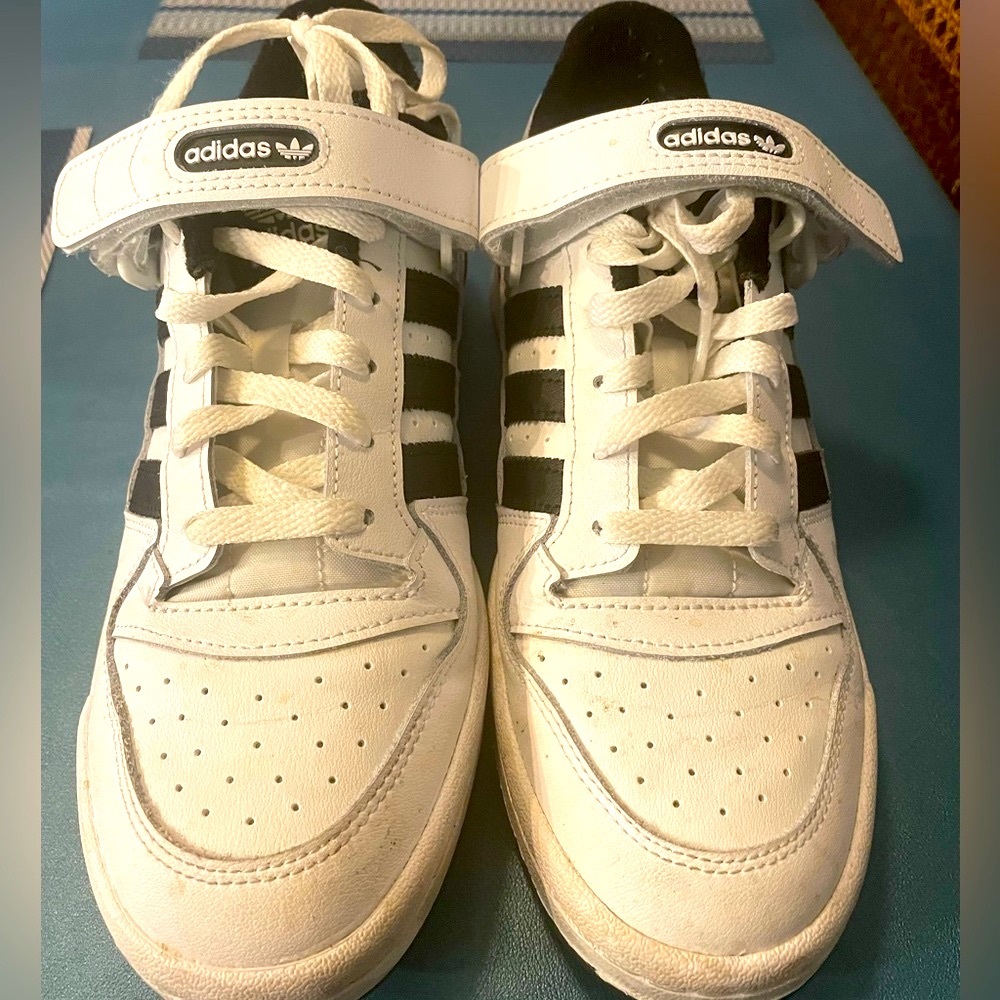 Mens Adidas tennis shoes size 8